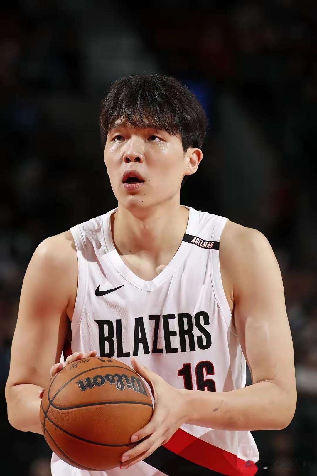 杨瀚森6+7！库里20分！季前赛勇士128-118开拓者，两队旗鼓相当？首