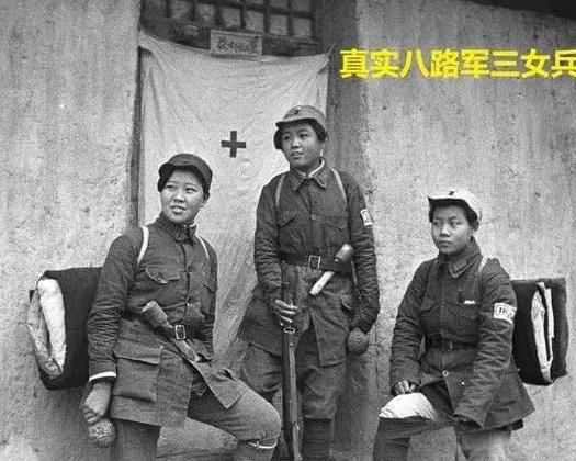 1942年春，山东的土路上，唐贞抱着两岁的儿子赶路。怀里的棉袄里缝着日军的扫