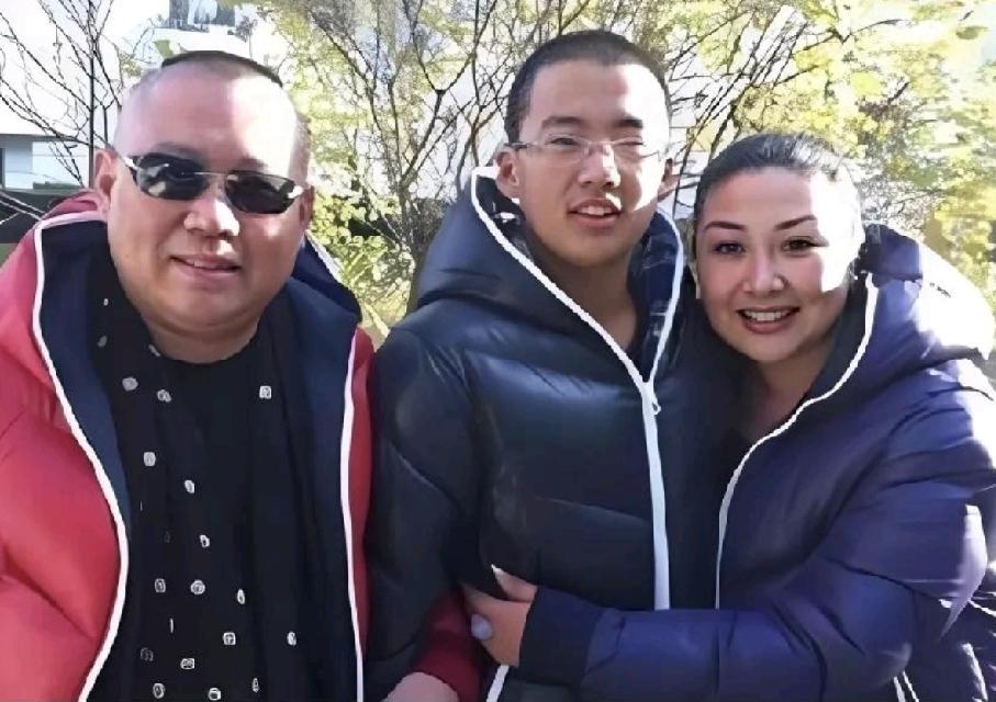 郭德纲和前妻生的儿子叫郭麒麟；和现任妻子生的儿子叫郭汾阳。两个儿子都长的像自己