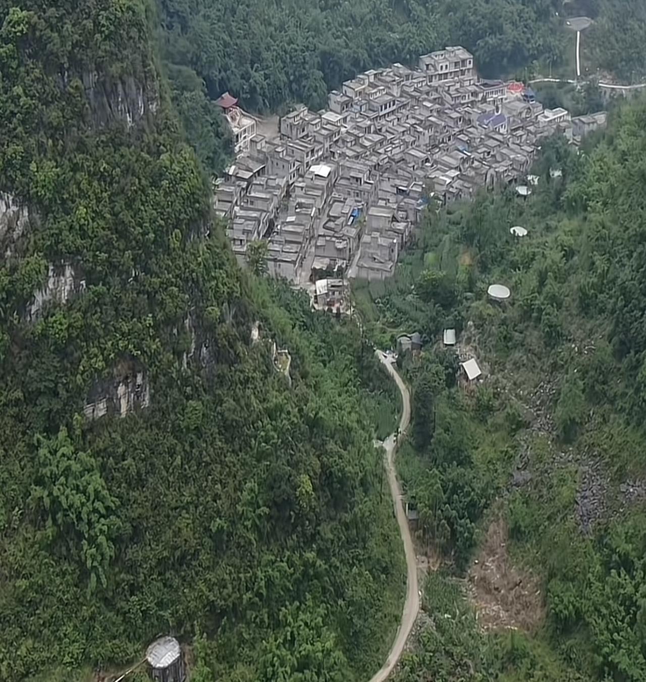 隐藏在广西山深处的小山村，房子整齐划一。你喜欢这样的生活方式吗？