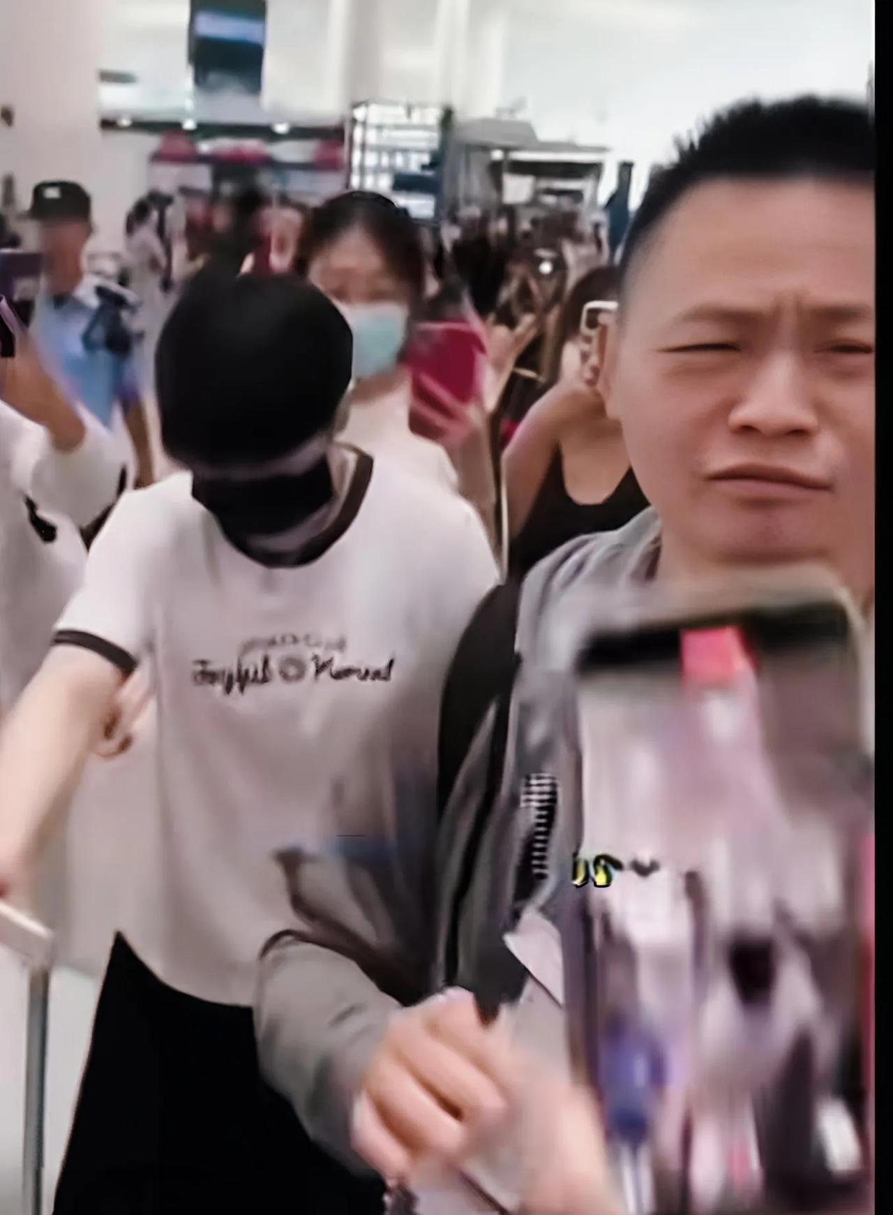 队医德华终于跑到莎莎前面去啦！美国大满贯赛就要来临，国乒主力前往美国出征，在机