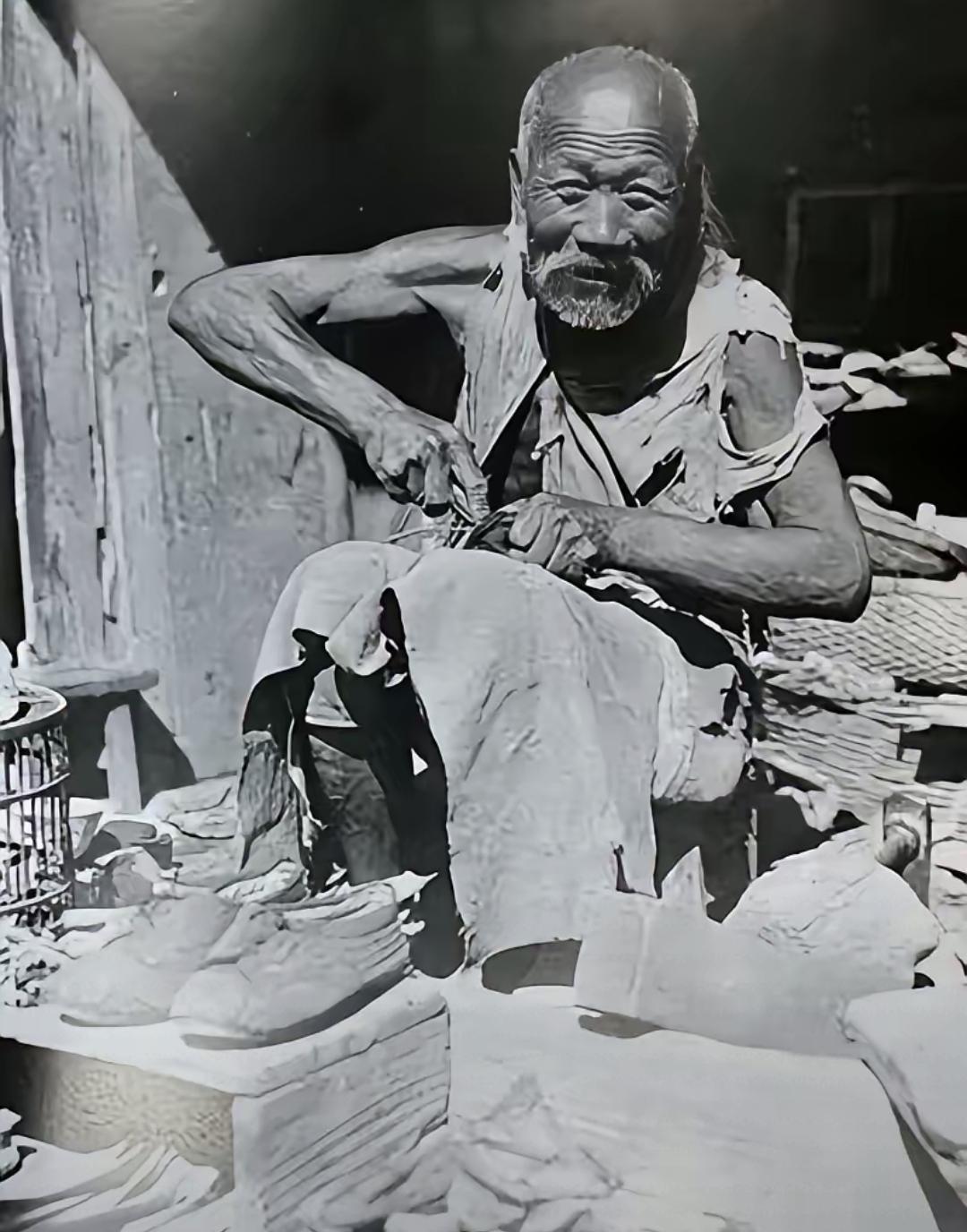 在丹东郊区一个小村口，有个瘸腿修鞋的老头。他修了大半辈子鞋，没人知道他打过朝鲜战