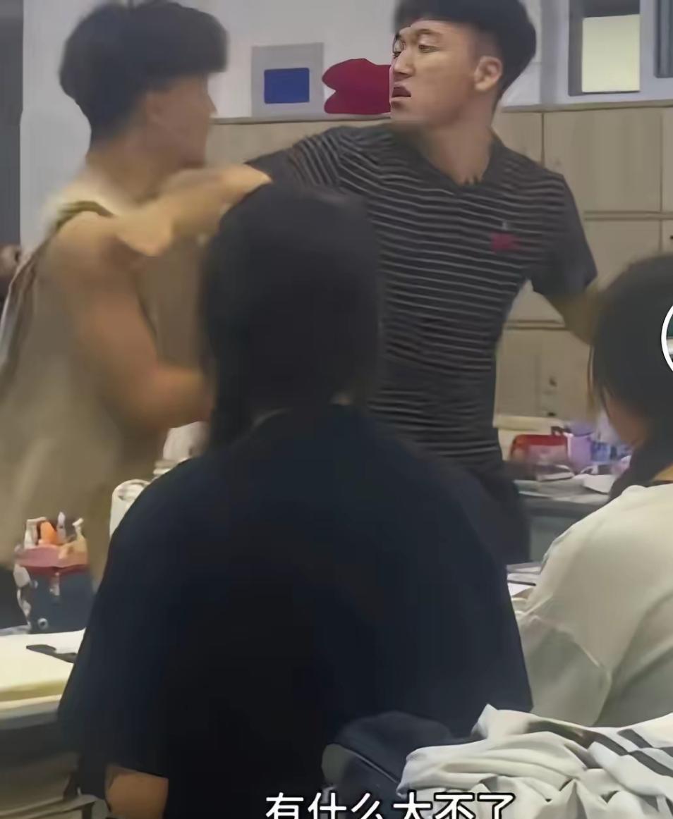 浙江那位男老师，确诊了中度抑郁。离婚之后，整个人就一点点垮掉了。整夜整夜地睡不着