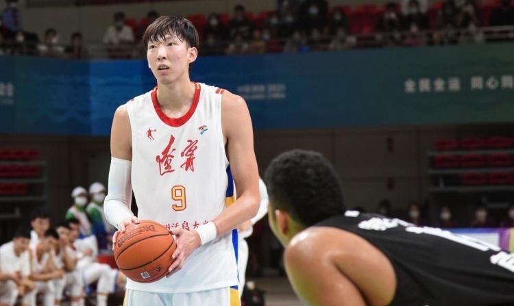 5月28日讯，据多方爆料，中国男篮核心周琦以600万天价合同加盟四川队，将携手胡