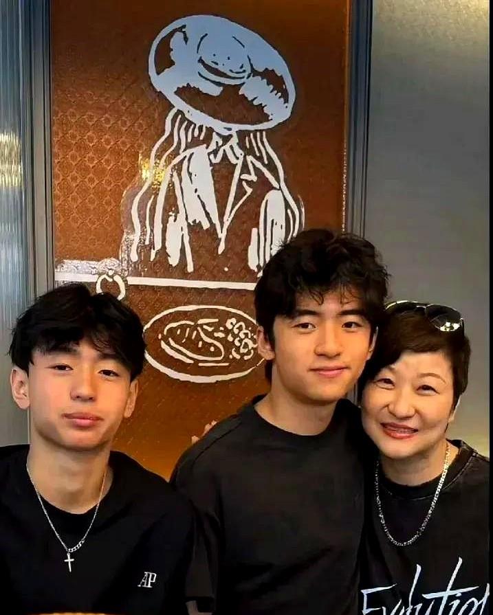 偏心也有例外？狄波拉把“团宠”给了大孙子Lucas。别急着骂老人