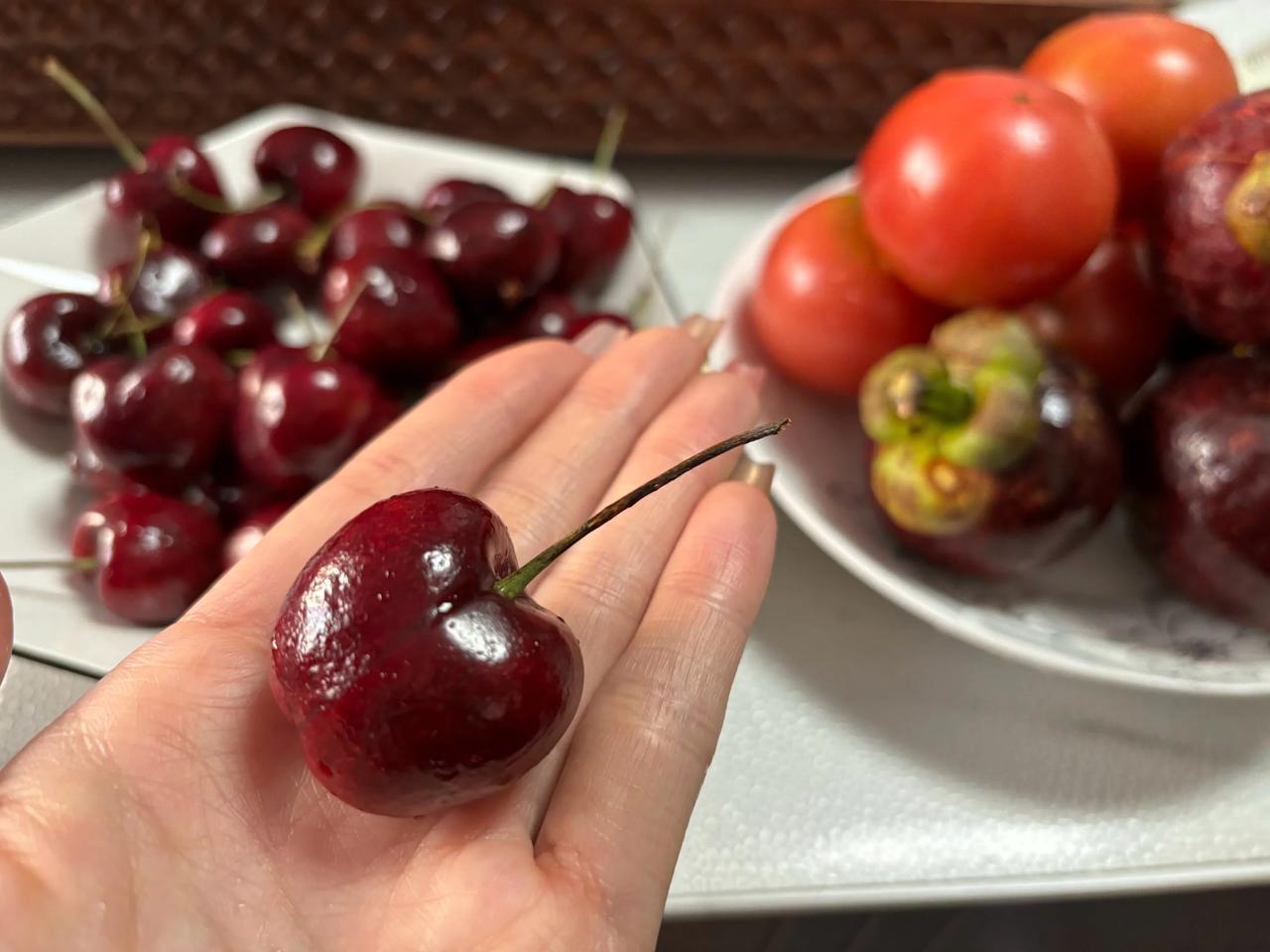 爱吃车厘子的朋友有口福啦！现在智利车厘子正大批运到国内，货特别足，价格比刚上市那