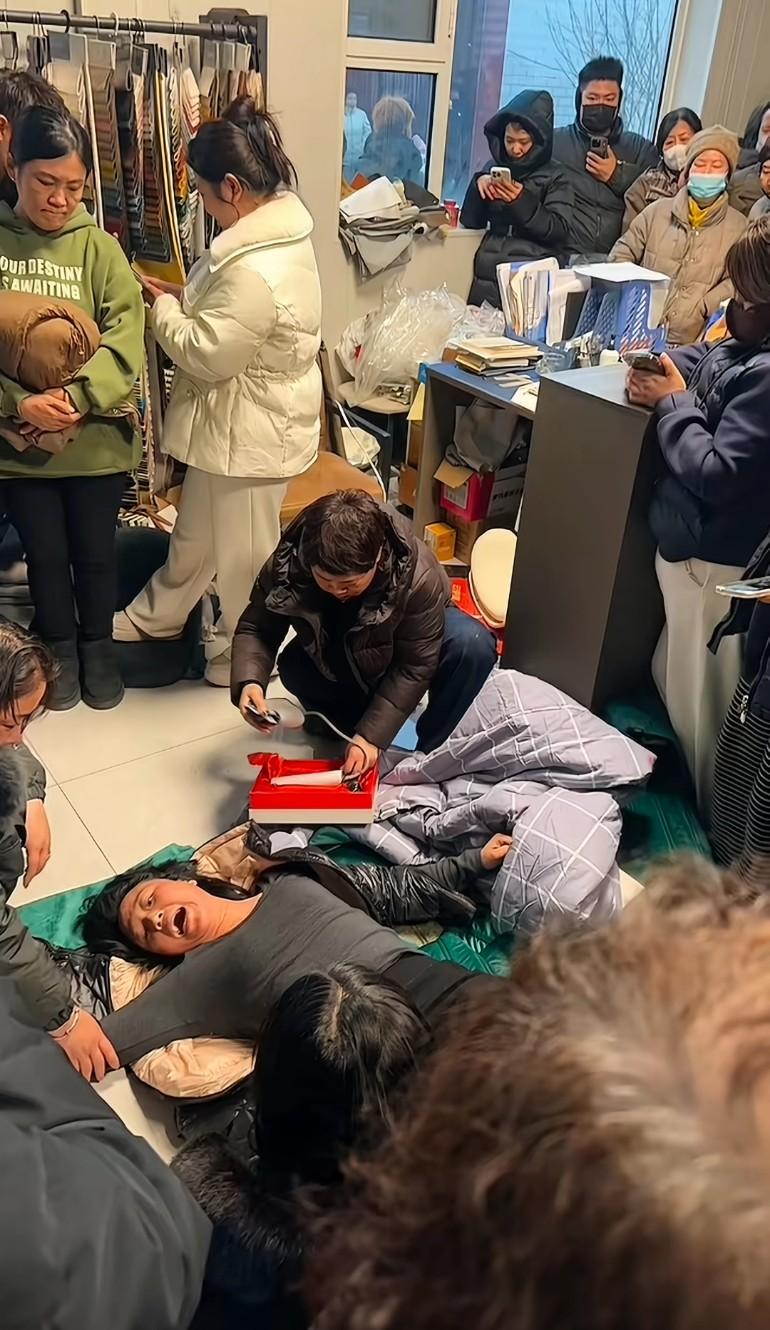 老公骗她贷款400万，然后之后离婚了，担保人是她，离婚之后是她负责还的，重要是她