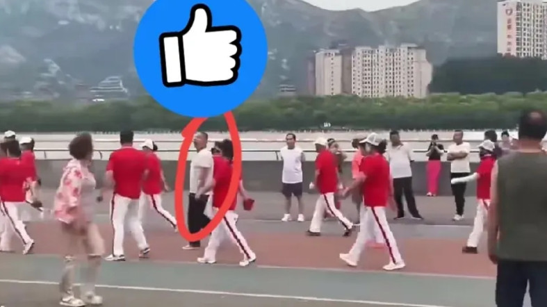 一觉醒来，白衣大哥把起早的暴走团狠狠地骂了一顿。效果很明显，本来就少了不少人的暴