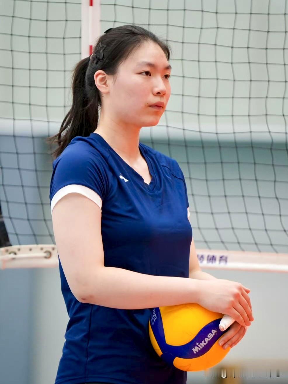 中国女排新一代年轻球员简介：(三)张籽萱，江苏南京人，17岁，身高1米82，场