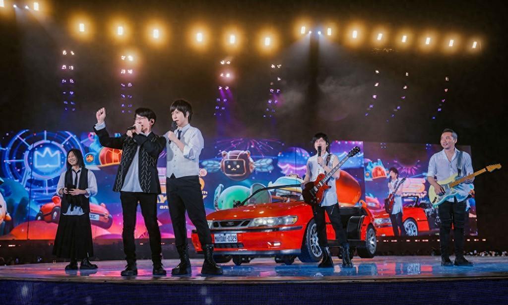 五月天香港站演唱会燃爆启德，众星送贺、任贤齐携妻惊喜现身今年，台湾天团五月天再