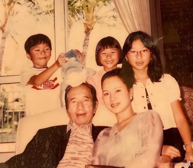 赌王三太陈婉珍年轻时多美？说出来你或许不信，但老照片不会说谎的！​​​