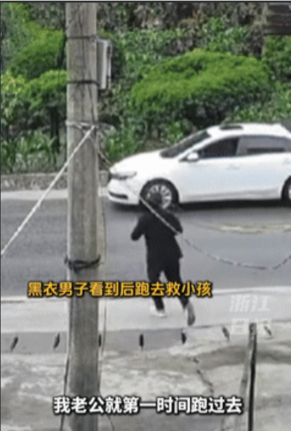“这就是中国人的团结！”湖北恩施，一夫妻在屋内干活时，突然听到一声巨响，两人急忙