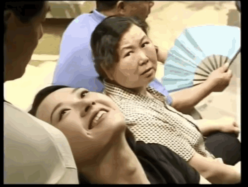 许晴的这段演技可真是太炸裂了，把坐在旁边的大妈都看傻眼了，虽然不知道她躺在濮存昕