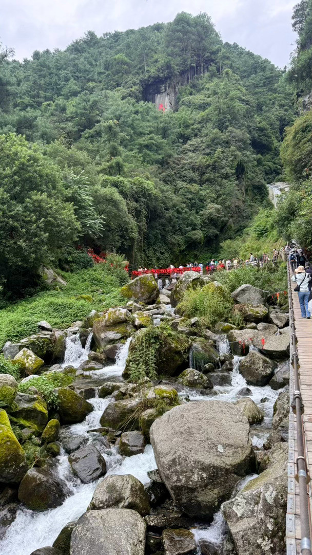 来苍山赴一场山水之约✨清碧溪溪水淙淙，瀑布倾泻，还有趣味满满的珍珑大棋盘。被满山