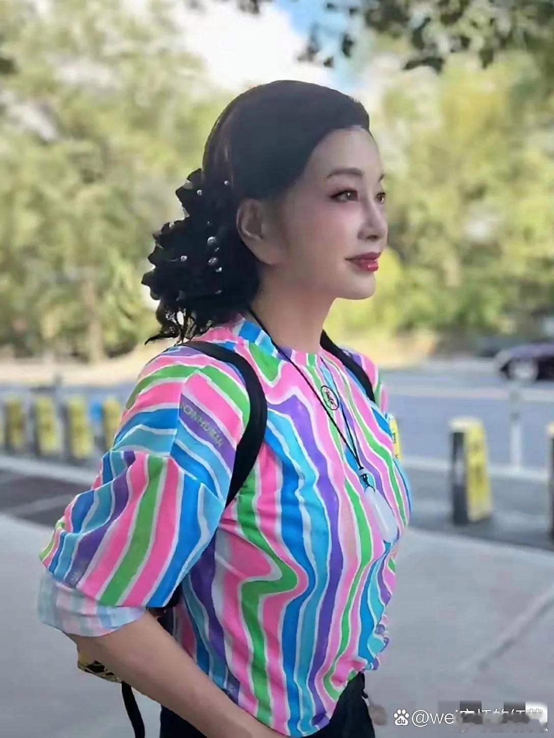 75岁的刘晓庆状态太绝！衣着靓丽、发型精致，朱唇粉面的浓妆衬得她风姿绰约，这份艳