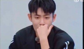 初入桃花坞曾惶恐不配。如今卸下包袱，与自己和解，让每一步都走向坦荡。他在成长中学