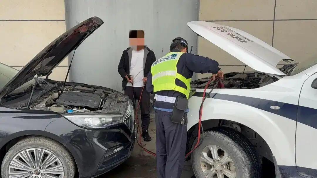 “男人有泪不轻弹！”4月24日，浙江宁波，男子突然被公司辞退，在车里煎熬了7天，