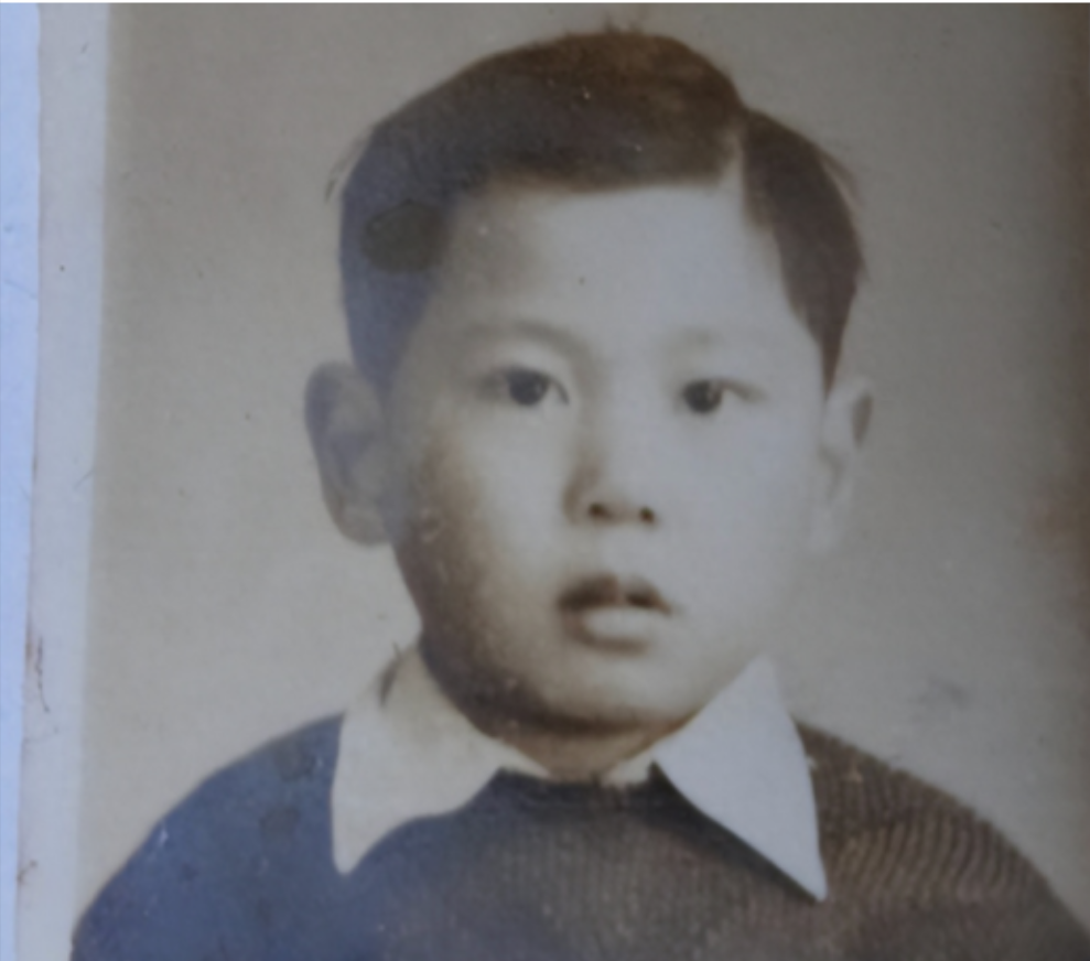 1991年，一名3岁男童竟在外公眼皮子底下离奇失踪。父亲因此抑郁自杀，而母亲坚持