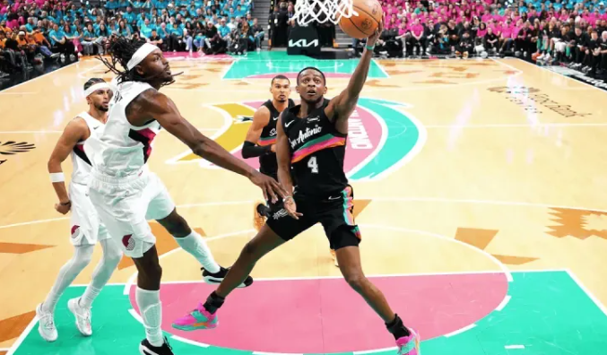 NBA季后赛马刺主场对阵开拓者的比赛已经结束。赛后，主帅米奇称赞了福克斯的发挥