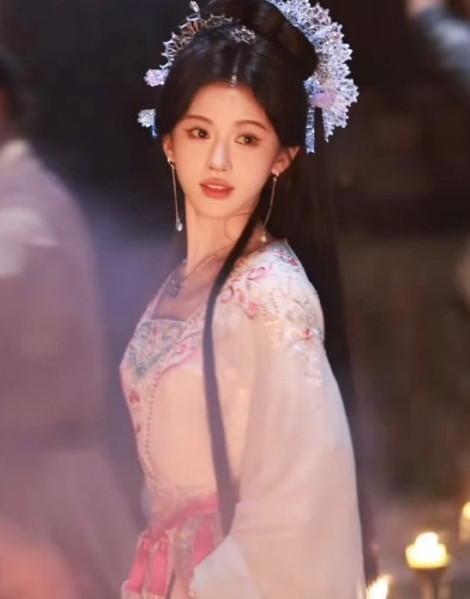 这个鞠婧祎真的越发的美得不知天地为何物。