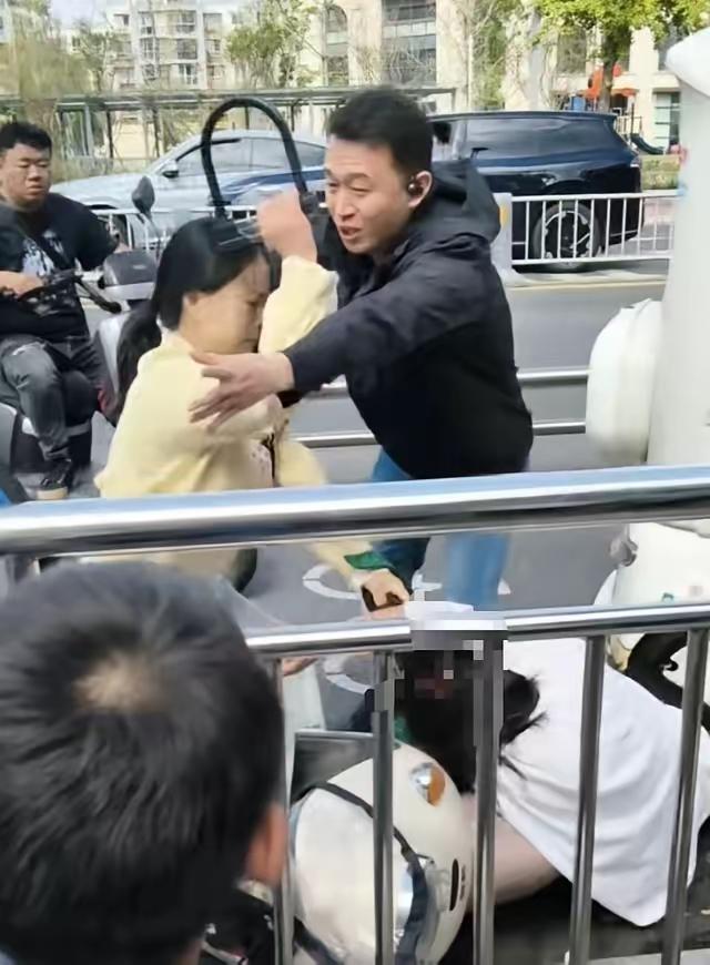 太可怕了！成都那位用U型锁砸人的曹某某这回算是真摊上大事了！看到这个新闻心里
