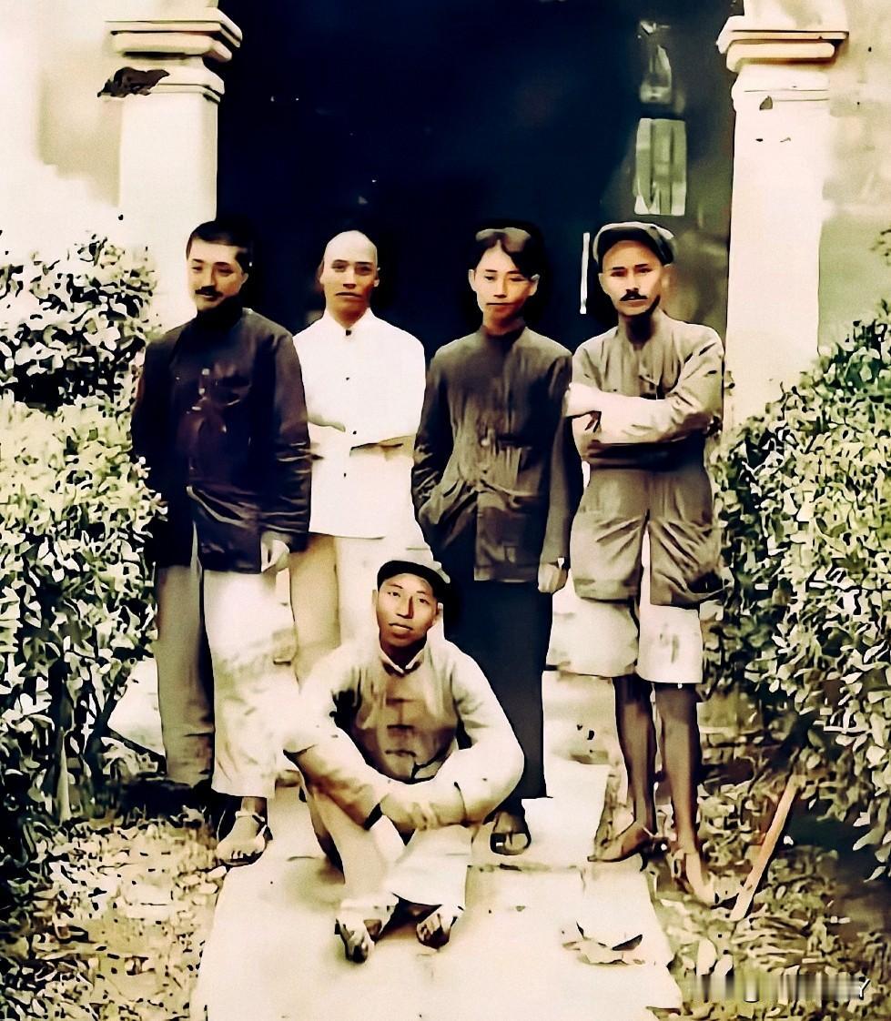 这便是五虎将的真实模样，这而非演戏，也绝非影视剧中的演员，而是1934年10月他