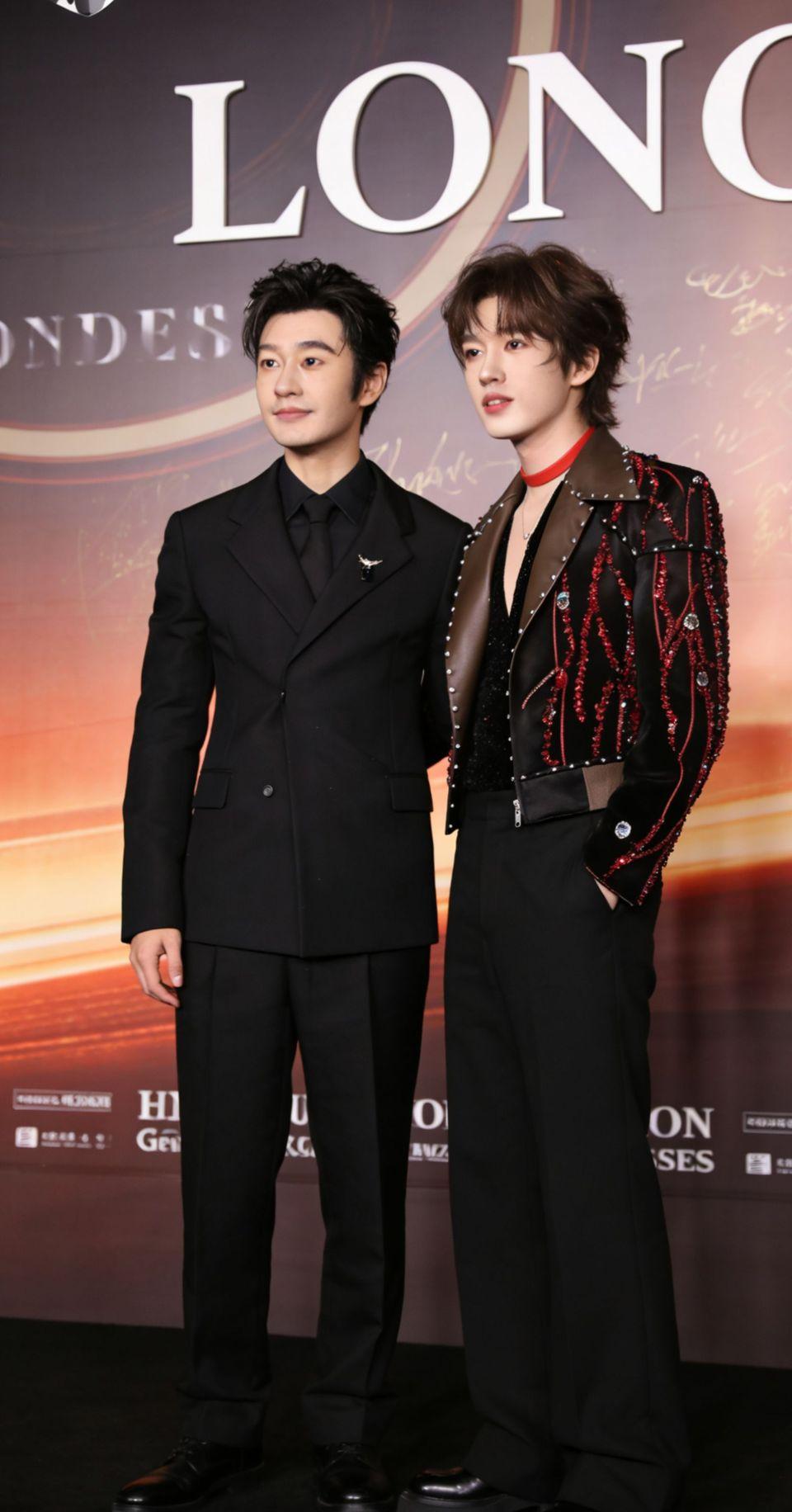 黄晓明和宋亚轩活动同框图，两人不知道是妆容，还是修图原因，看起来跟以前完全不像，