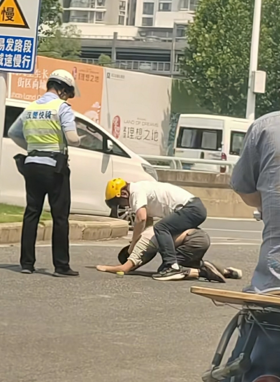 带黄帽子的有点狠啊。