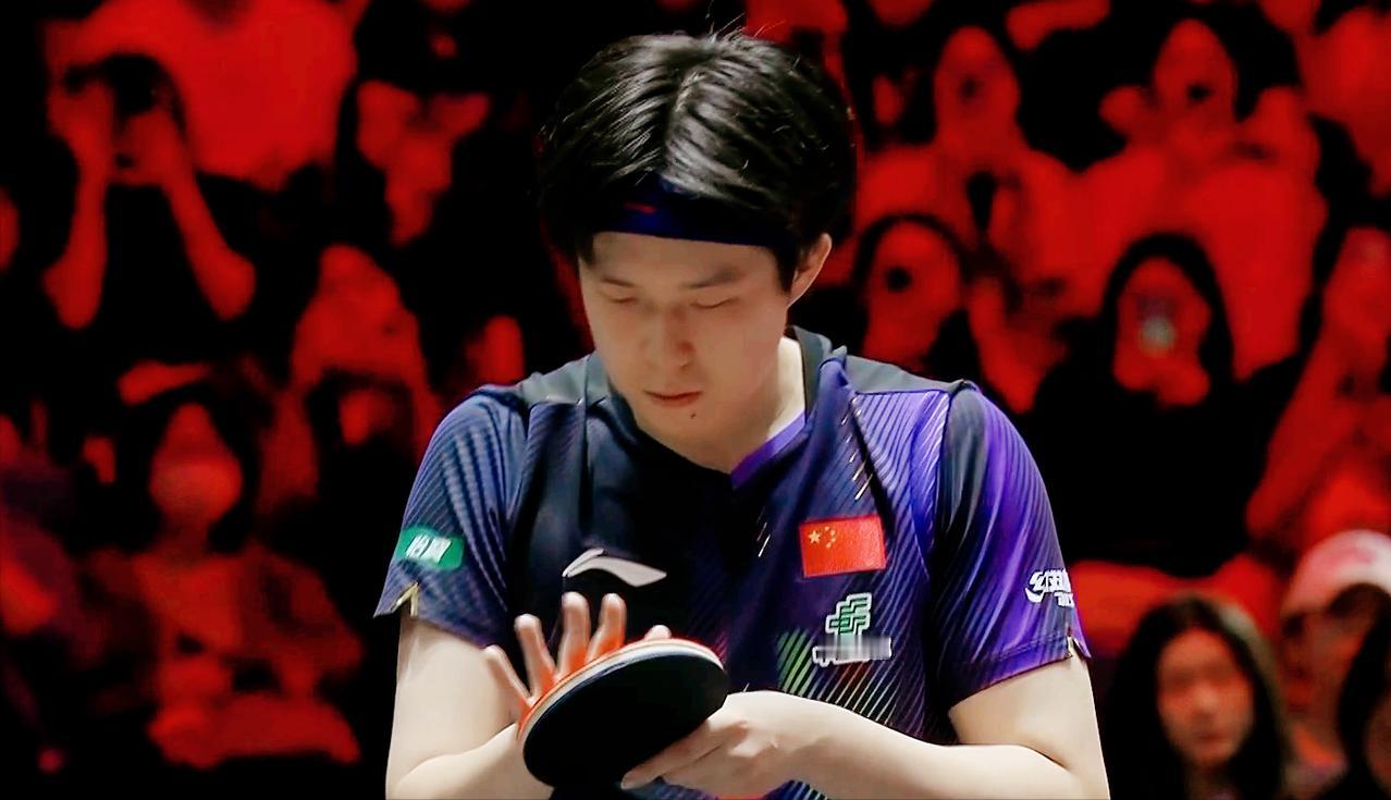 突发！户上请求鹰眼，说王楚钦发球回抛！结果显示35度，直接扣分了。第一局