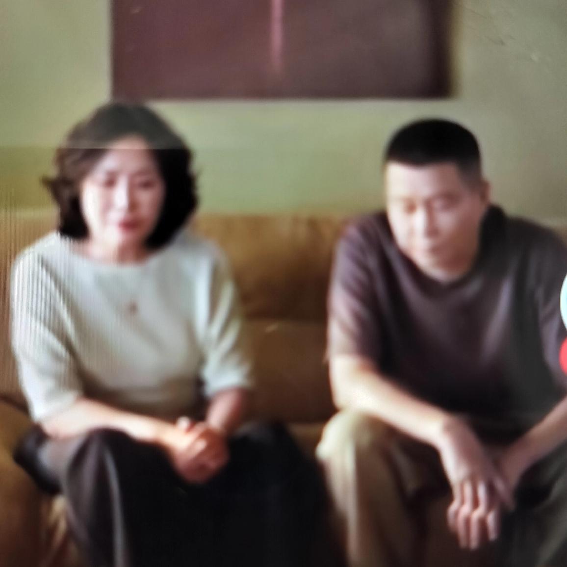 莎莎爸妈连夜赶到北京，等候莎莎返回北京疗伤，可怜天下父母心，子女长大了，