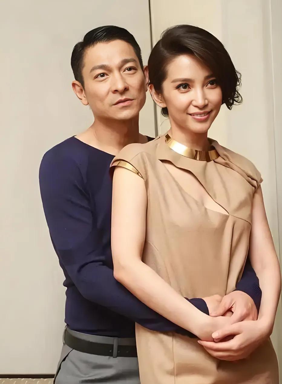 被刘德华双手抱在怀里的李冰冰好美丽动人！好有女人味，迷人极了！此时的她也是一个幸