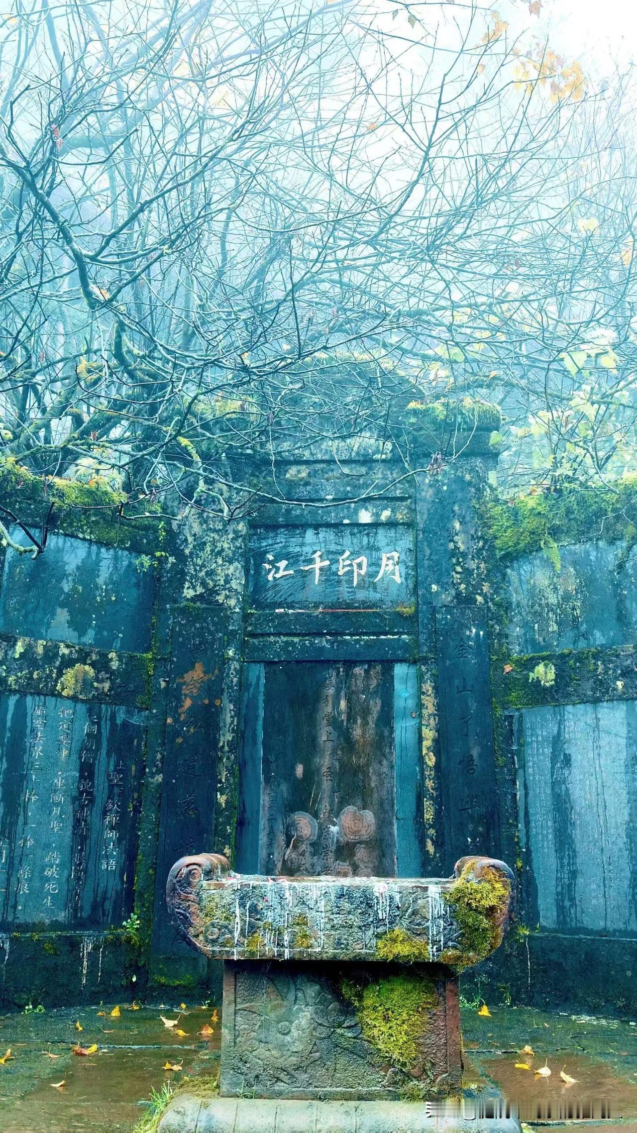 我今年52岁，退休2年了。我的退休金虽然不多，但是也阻挡不了我花钱，该吃吃，