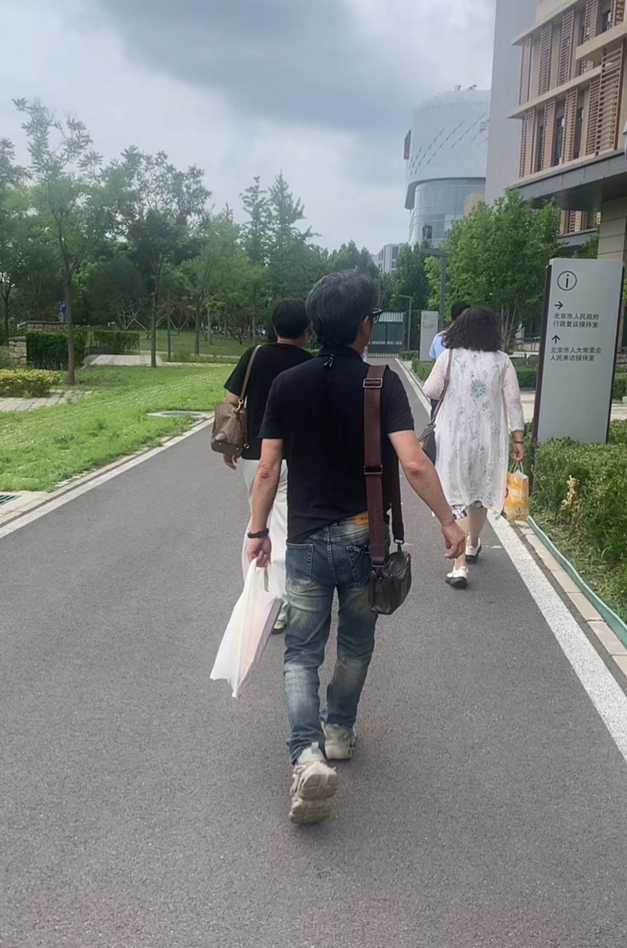 恒苏参与二八投入了太多的精力，所以就会忽略家庭的感受，久而久之就得不到家里的支持