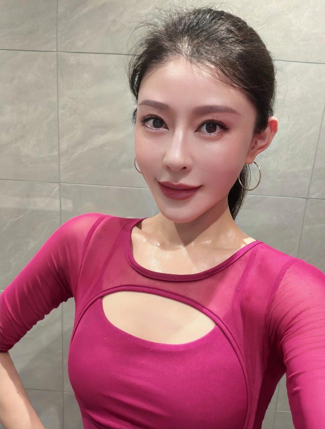 适当的运动，能分泌更多的多巴胺，促进血液循环。长期坚持适当运动可以保持更加年轻