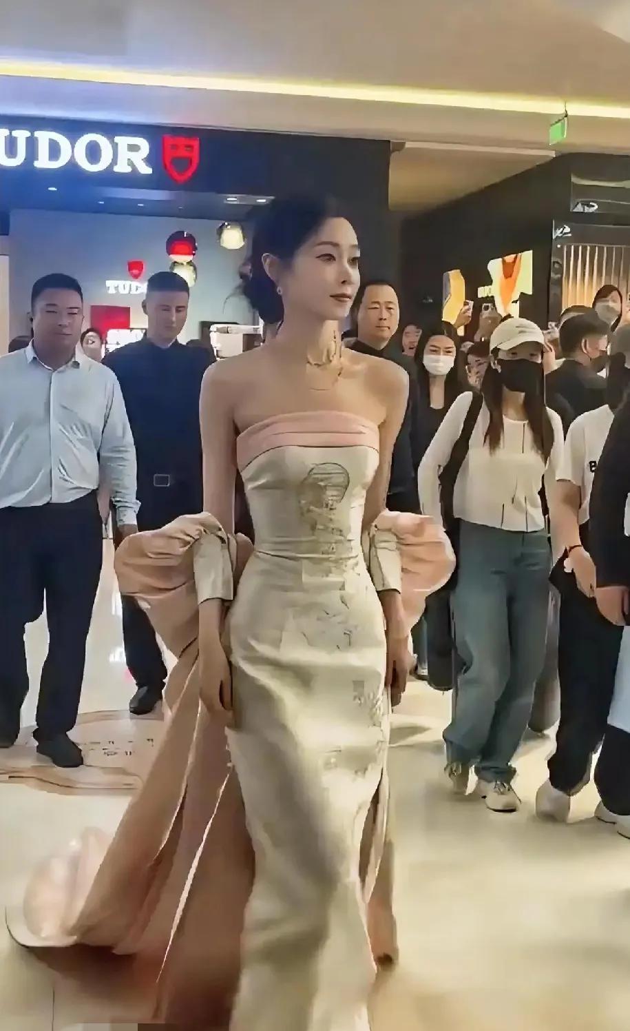 原来“纤纤细腰，盈盈一握”真的存在！宋轶的腰已经不是A4腰了，身段真的绝了