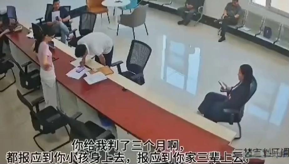 看完农妇辱骂法官的监控视频，才发现她根本不值得同情，法官才是受到委屈又只能忍气吞