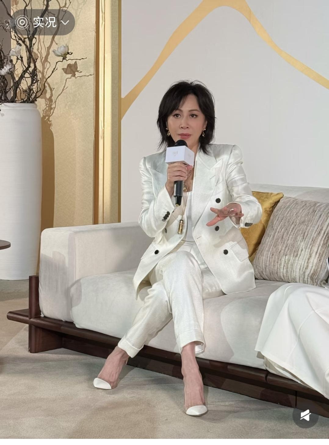 刘嘉玲，很有气质，从坐姿和言行举止来看，都特别优雅。