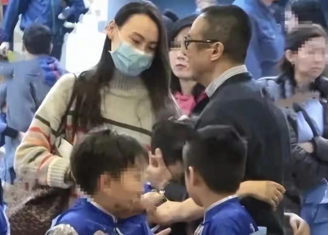 李泽楷比刘銮雄大方很多，允许给自己生孩子的女人跟其他男人恋爱。之前吕丽君跟刘銮雄