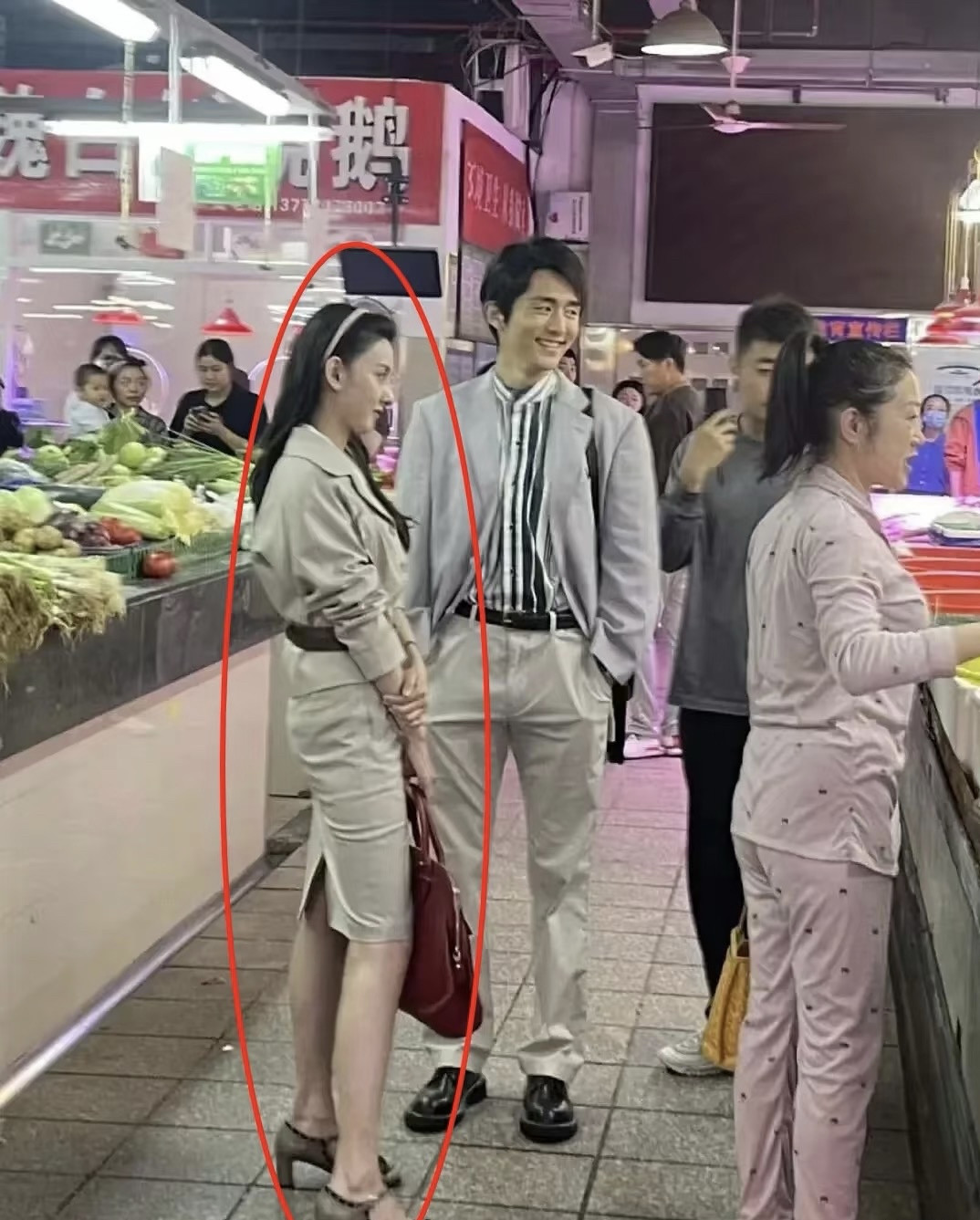 我去！她现在怎么长这样？线下也好美啊，头发又多又密，好有气质