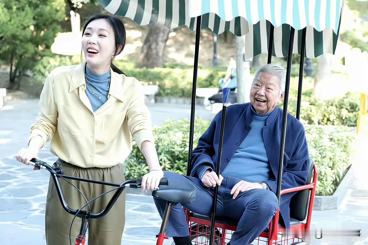 田朴珺的独立人设又翻车了两年前的一段访谈最近被翻出来，田朴珺对蔡澜强调自己从