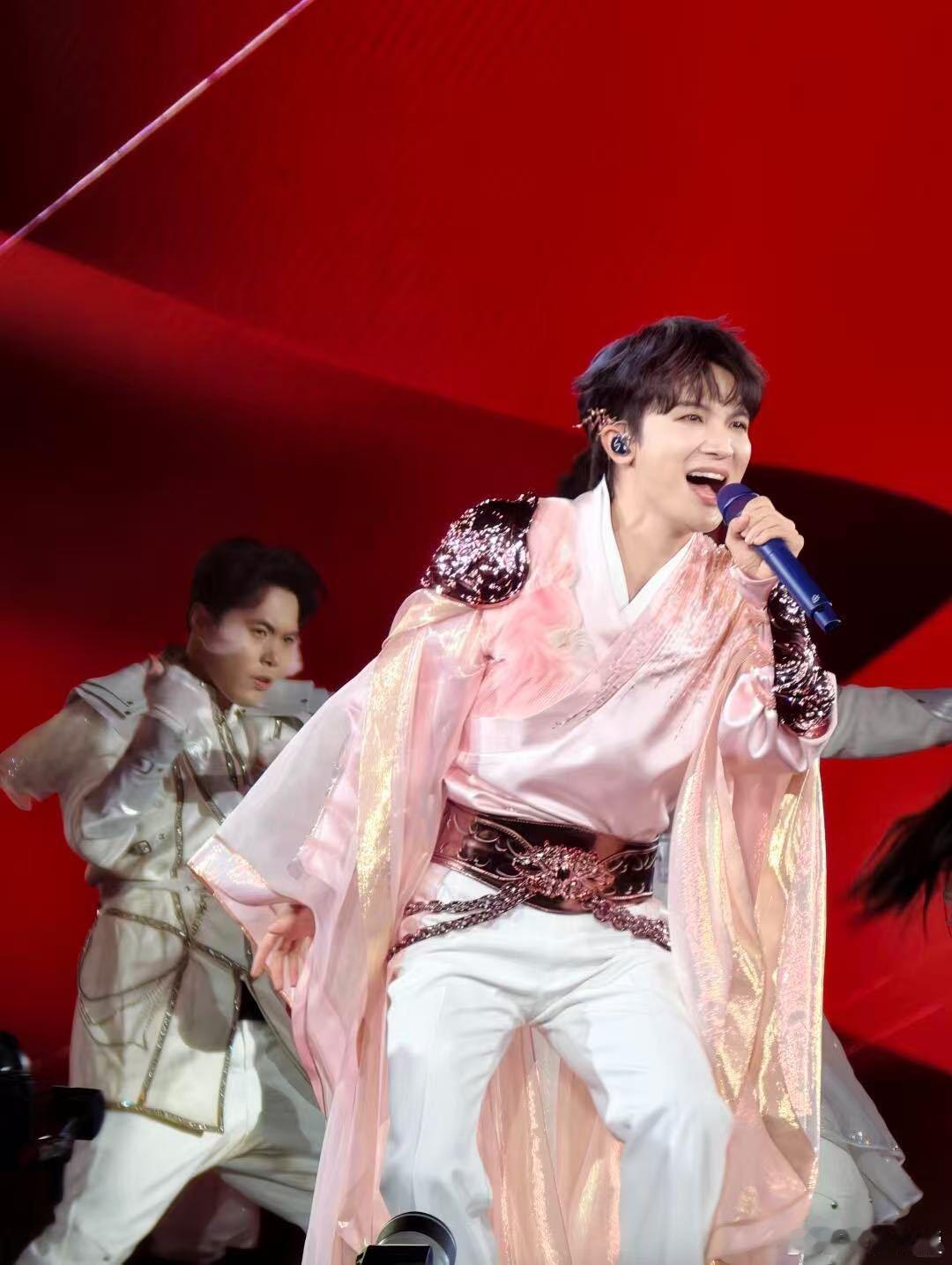 周深香港上座率周深香港跨年演唱会谁懂周深香港演唱会的上座率含金量，全场满坑满谷