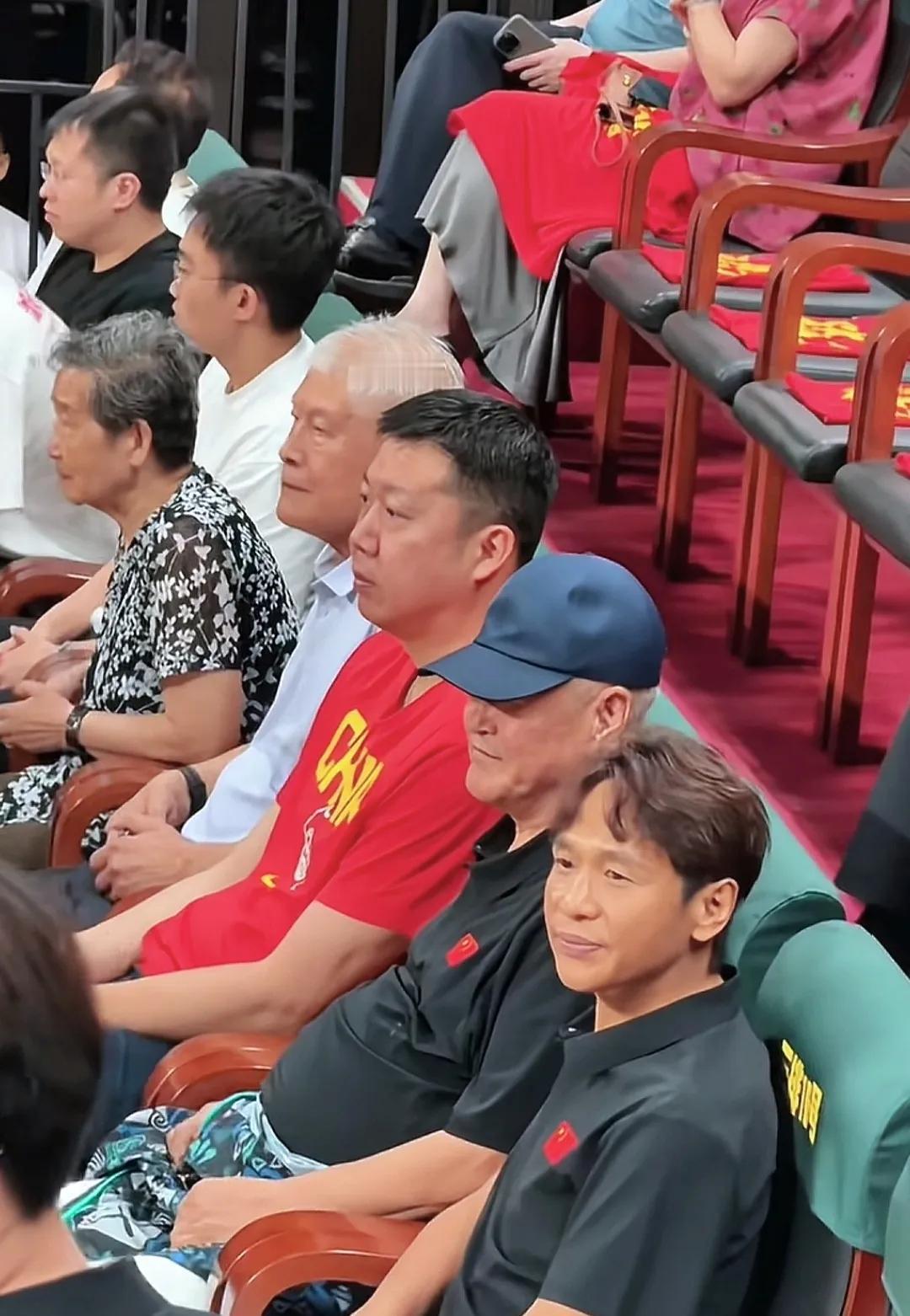 男篮打日本，赵本山带着徒弟过来观战，用他的话说文体不分家嘛。宋小宝想走又不敢，