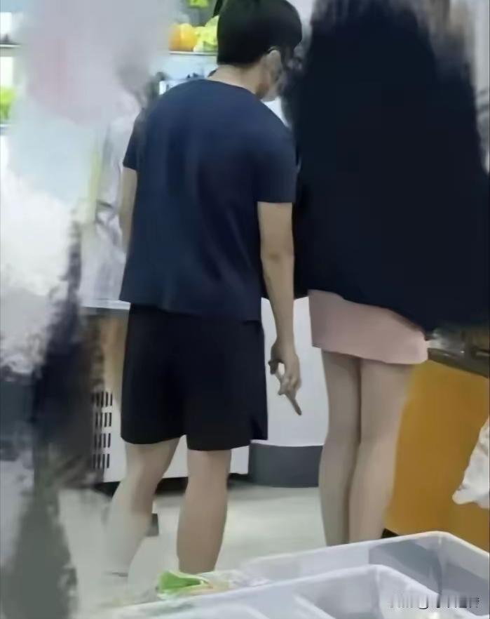 已被开学籍！南京一学校偷拍事件后续来了！偷拍女生裙底的男生顾某，被发现时的第一