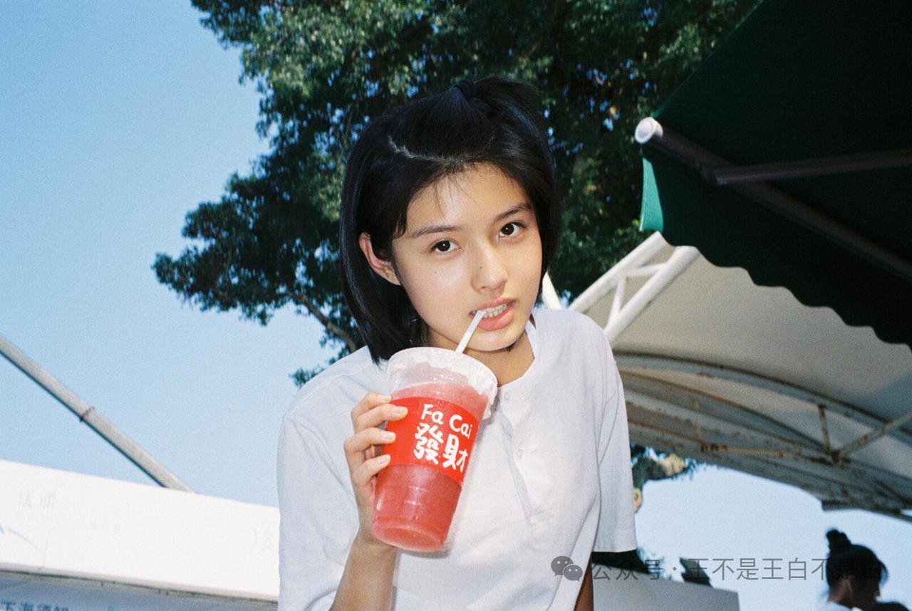郭敬明愣是把18岁艾米的婴儿肥减没了，网友怒了：她才18，凭什么要“白幼瘦”？