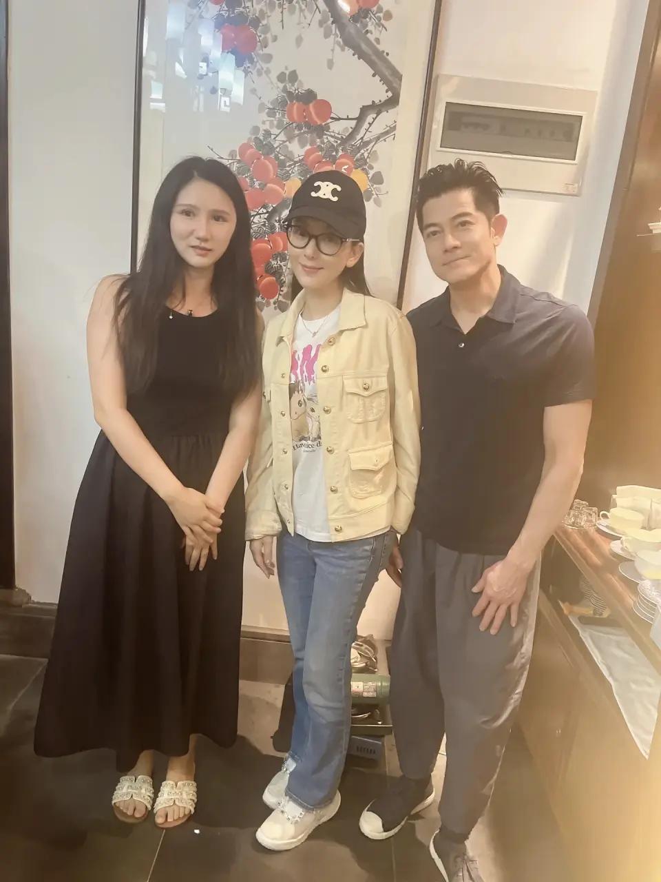 近日，郭富城陪老婆方媛回安徽老家，与外婆家亲友团聚的画面。郭富城来到方媛娘家