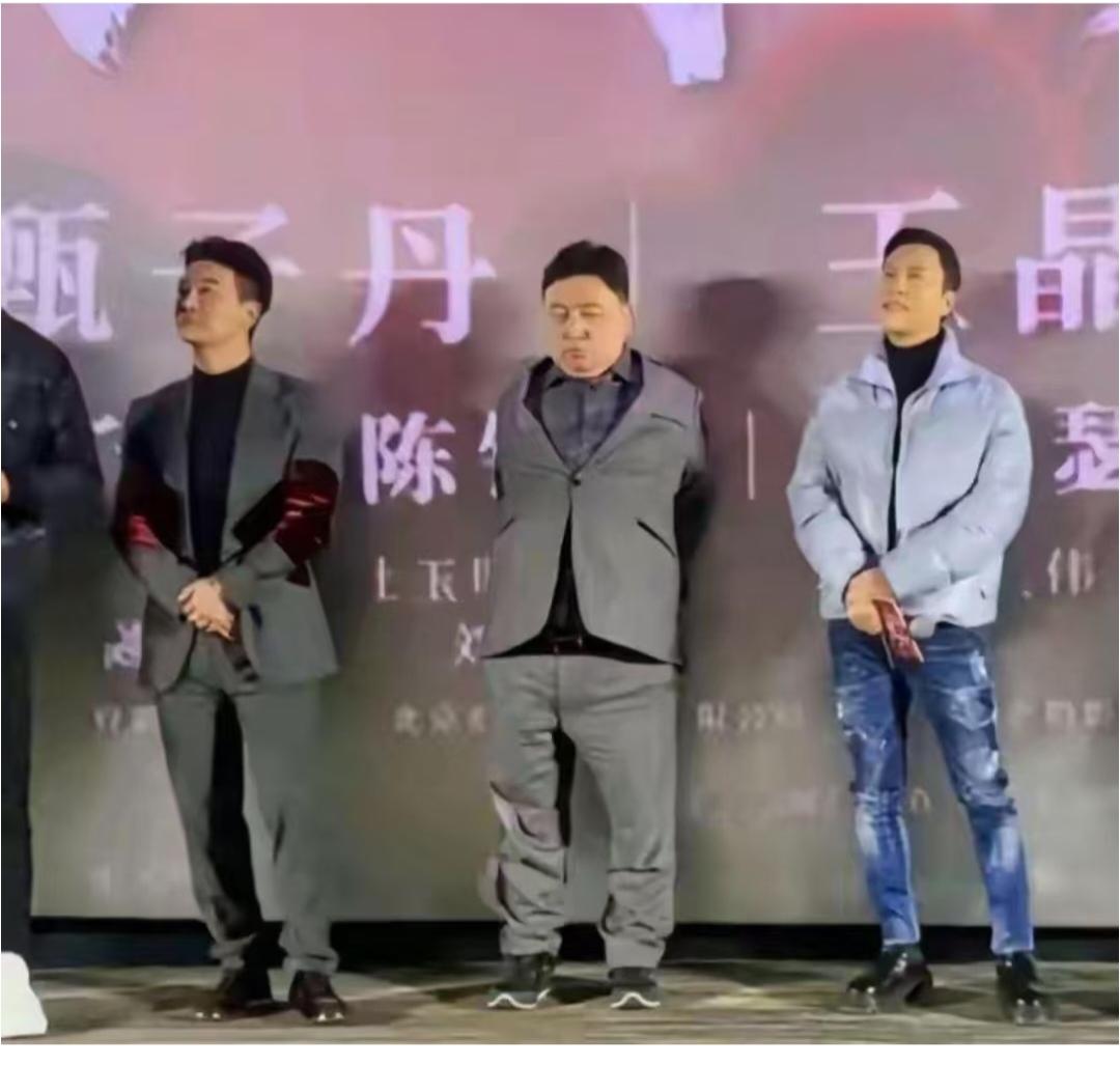 这么大的导演，穿的这裤子不光褶子多，还显得这么lou。