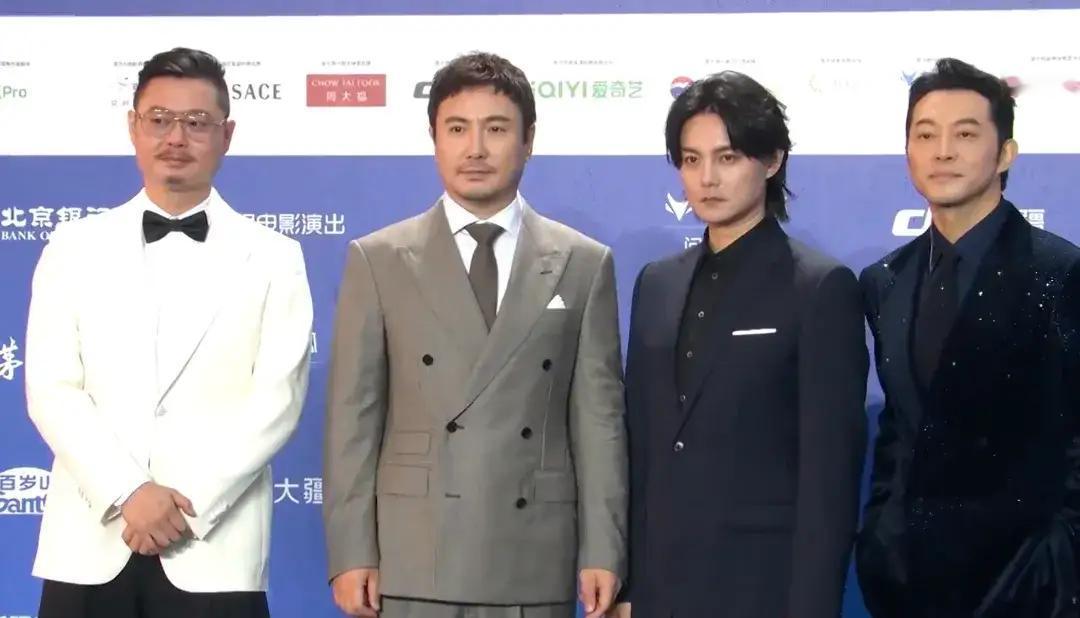 北京电影节开幕式红毯上尹正好瘦了啊，下颌线都出来了。