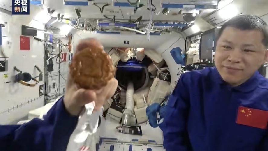 神二十航天员太空过中秋！窗外是宇宙，屋里飘饭香，馋哭了在离地球400公里的中