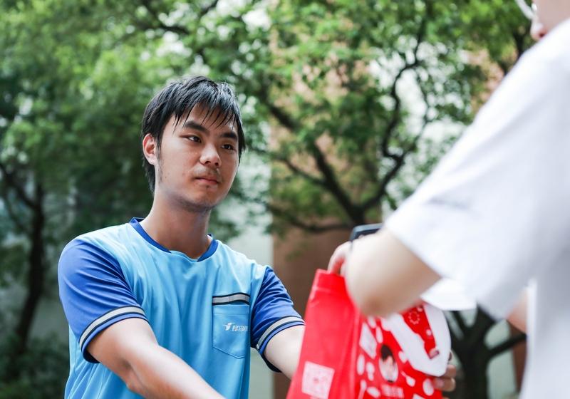 我第3次催单时，骑手在电话里说：“您要不投诉吧，我这单挣不够罚款。”（录音）我愣