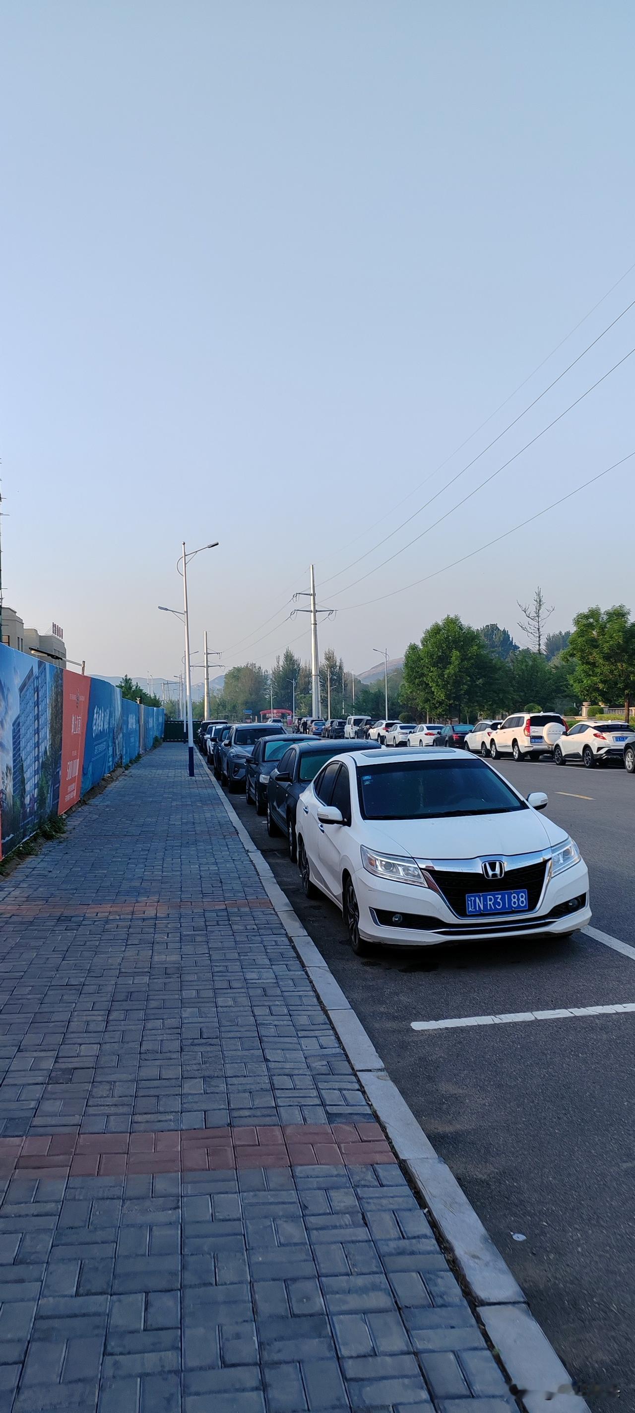 就这么说吧！能养得起老婆的老头子，不是多数，起码退休金达到5000以上的，
